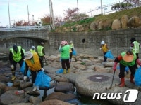 [사진]창녕읍사무소 남창천 환경정화운동 펼쳐