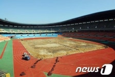 잠실 올림픽주경기장 그라운드 28년만에 잔디 교체