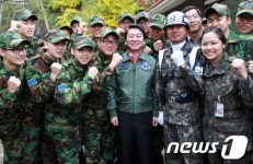 공군 장병들과 함께 한 안철수 후보