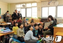 [사진] 지역사회아동센터 연계수업 참관하는 장휘국 교육감
