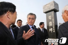 4.3 유족들의 얘기 듣는 문재인 후보