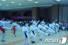 "이크~에크~ 택견의 진수를 보여주마!"