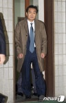 새벽까지 이어진 조사에 지친 유경선 회장