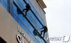 신속한 구조작업 펼치는 구조대원들