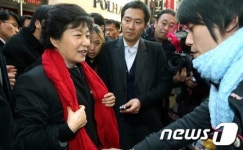 빨간 목도리 두른 박근혜 후보