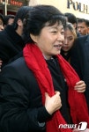 빨간 목도리 착용한 박근혜 후보