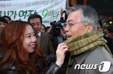 목도리 선물받는 문재인 후보