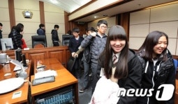 법정체험하는 중학생들