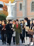 모교 찾은 박근혜, 여고시절로 돌아간 듯