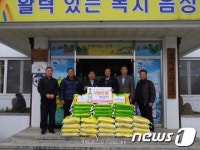 [사진] 충도1리 주민과 (주)충북소주, 경로당에 쌀전달