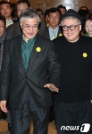 김형석 작곡가와 함께 들어서는 문재인 후보