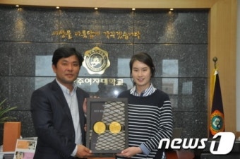 양궁 2관왕 기보배 선수, 광주여대 은사 찾아 감사의 뜻 전달