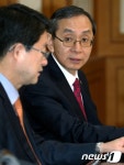 정희수 의원과 이야기 나누는 김동수 위원장