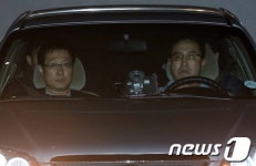 성추문 검사 '뇌물수수'로 긴급체포