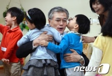 문재인 품에 안겨