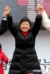 손 맞잡아 든 박근혜 후보