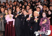 한마음상록회장례봉사단 | 국민의례하는 송파구자원봉사자 한마음축제 참석자들