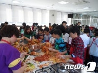 [단신] 광주 대촌중앙초교생 김치타운에서 김장담그기 체험
