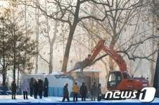 태릉 복원 지역 내 무단점유 화장실 철거하는 문화재청