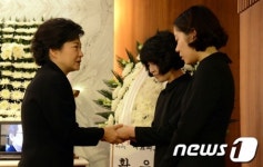 故 김우동 실장 유족 위로하는 박근혜