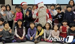 서울 시장과 함께 공인 산타 만나는 어린이들