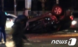 서울 영등포구청 사거리 충돌 사고..차량 전복, 2명 부상