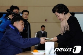투표 용지 받는 권양숙 여사