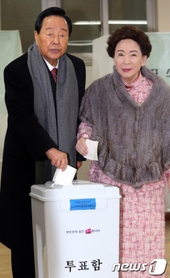 투표하는 김영삼 전 대통령과 손명순 여사