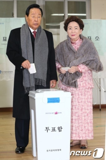 투표하는 김영삼 전 대통령과 손명순 여사