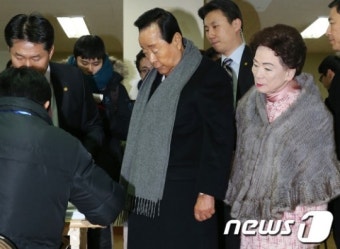 투표하는 김영삼 전 대통령과 손명순 여사