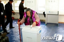[대선현장]경북 안동, 101세 할머니 투표