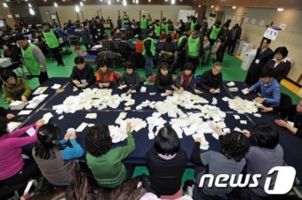 분주한 개표작업