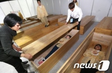 새생명체험하는 관람객들