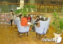 진해구청 ‘독서카페’, 민원인 쉼터 각광