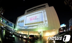 현대백화점 신촌점, 크리스마스 맞이 건물 외벽 3D 영상쇼