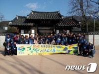 창원 시티투어에 나선 외국인 근로자