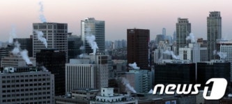 수증기 뿜어지는 도심 빌딩