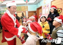 아이들에게 선물 나누어주는 송하진 전주시장