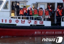 손 흔드는 미래 꿈나무 소방관들
