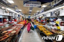 옷 갈아입은 부산 자갈치시장