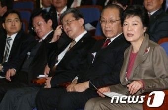의원총회 참석한 박근혜 당선인