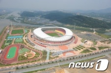 진주종합경기장 일부 공간에 예식장·뷔페 들어 선다.