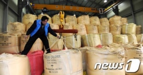 제설제창고 점검하는 관계자