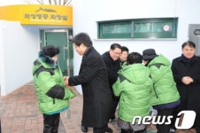[단신]IBK기업은행 동수원지점, 화장실 근무자에 방한복 전달