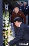 송덕비에 헌화하는 朴 당선인