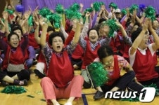 노인들을 위한  들국화교실 첫날부터 뜨겁다