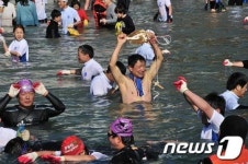 거제 국제펭귄수영축제 1300여명 참가 후끈