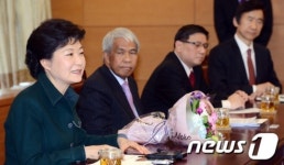 아세안 9개국 대사와 환담하는 박근혜 당선인