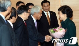 아세안 9개국 대사와 인사나누는 朴 당선인