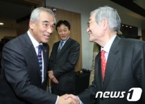 인사 나누는 최광식 장관-김종규 명예회장